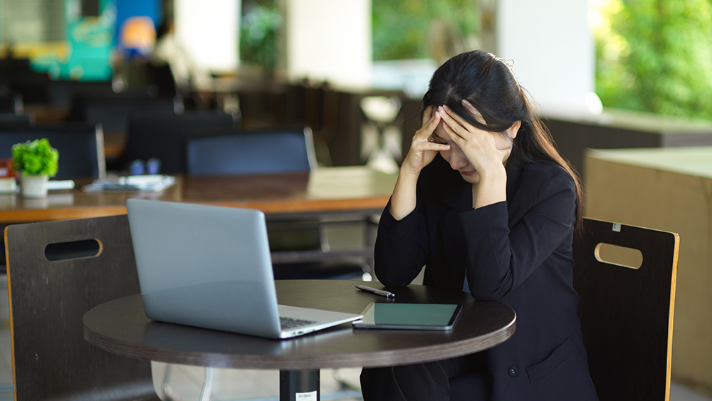 young-woman-using-laptop-cafe
